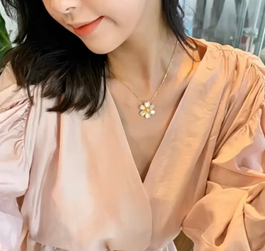 Rose De Noel Clip Pendant Necklace - 18K Gold